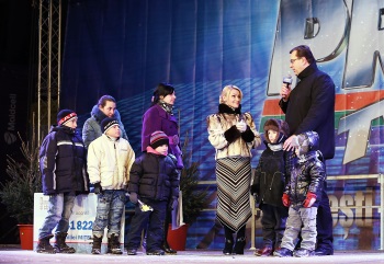 Pentru copiii familiei Miţelea Moş Crăciun a fost darnic la final de an. Piaţa Mariii Adunări Naţionale, Chişinău, 23 decembrie