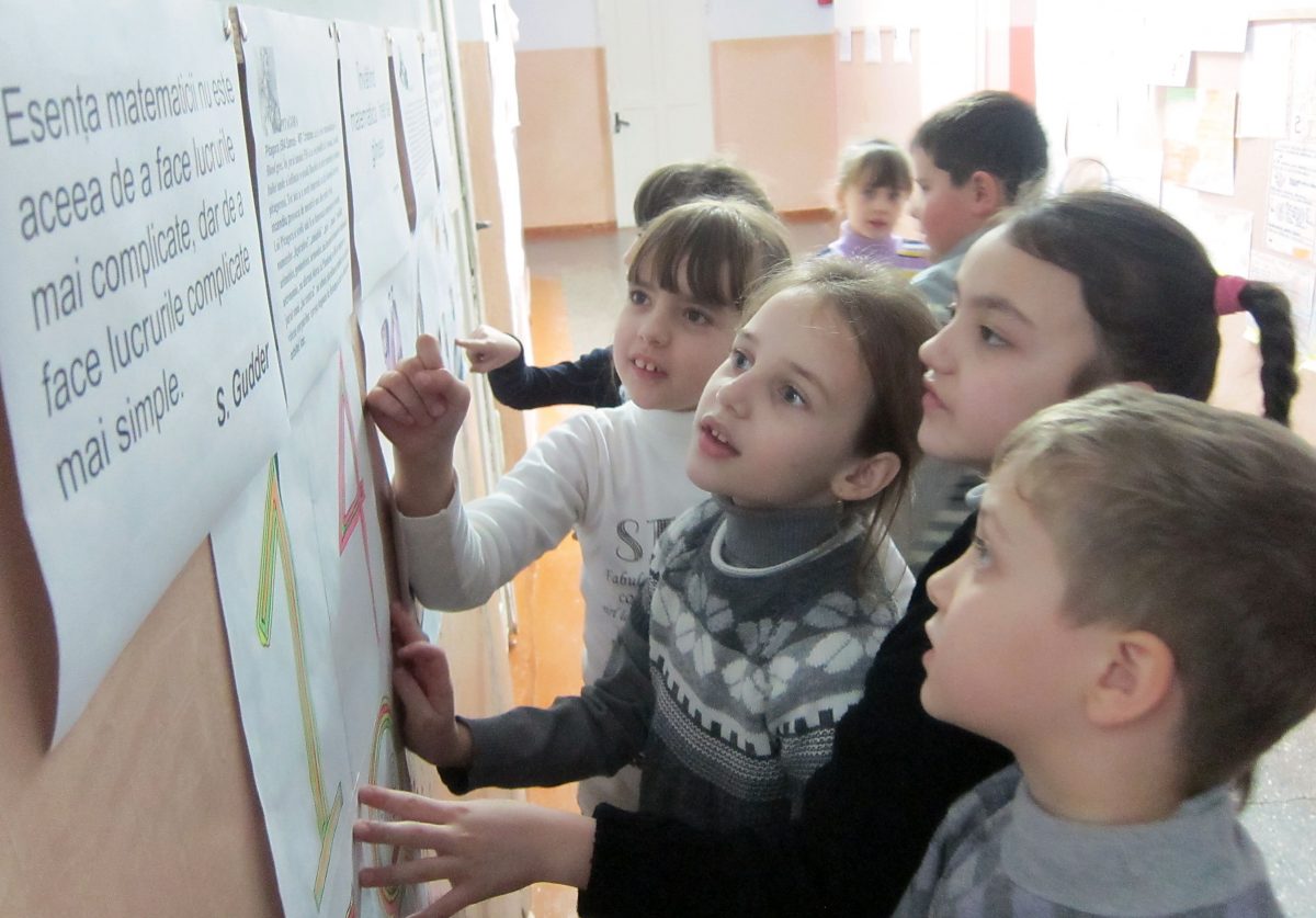 Fotografia săptămînii | În căutarea... esenţei matematicii. Şcoala „Spiridon Vangheli”,