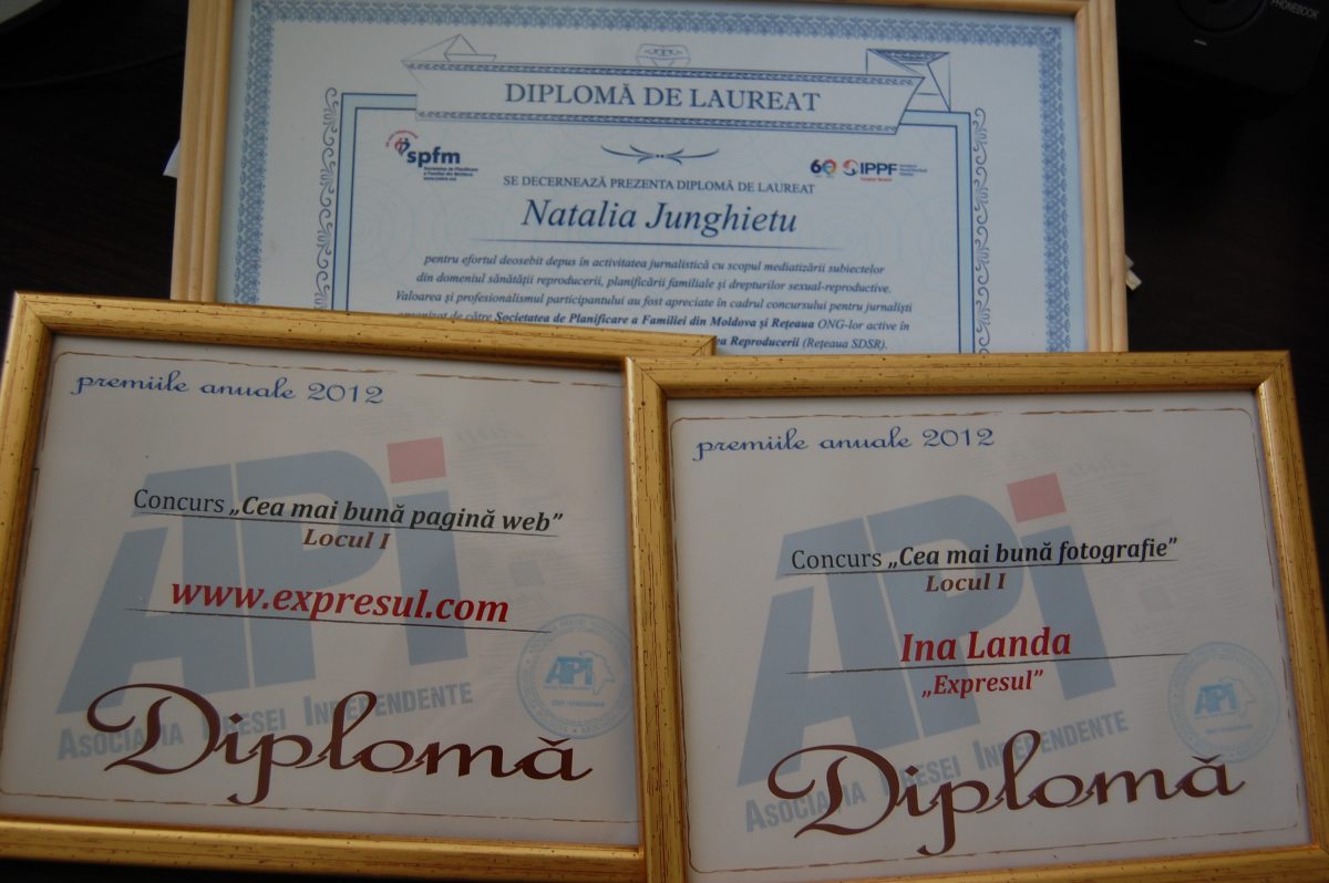 diplome, Trei laureați la trei categorii diferite.