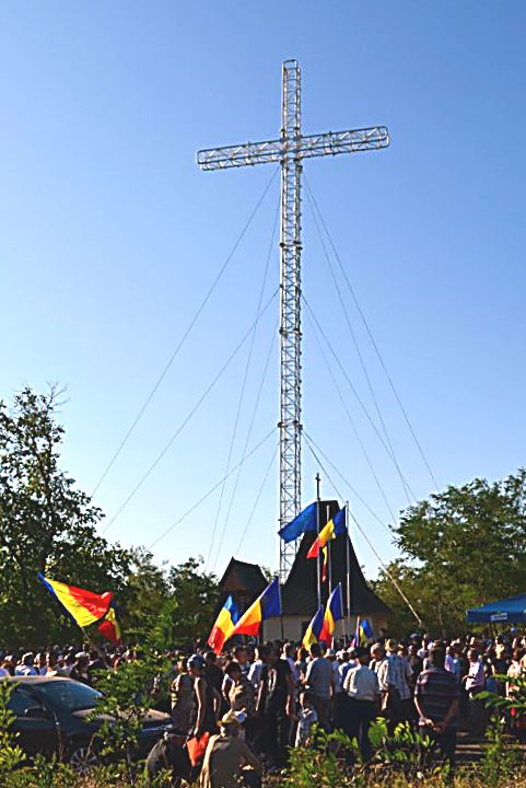 Crucea înălţată, cu aproape doi ani în urmă, pe una dintre cele mai înalte coline ale Nisporeniului