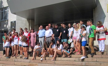În fotografie: Grupul de copii străini în vizită la conducătorii raionului Călărași