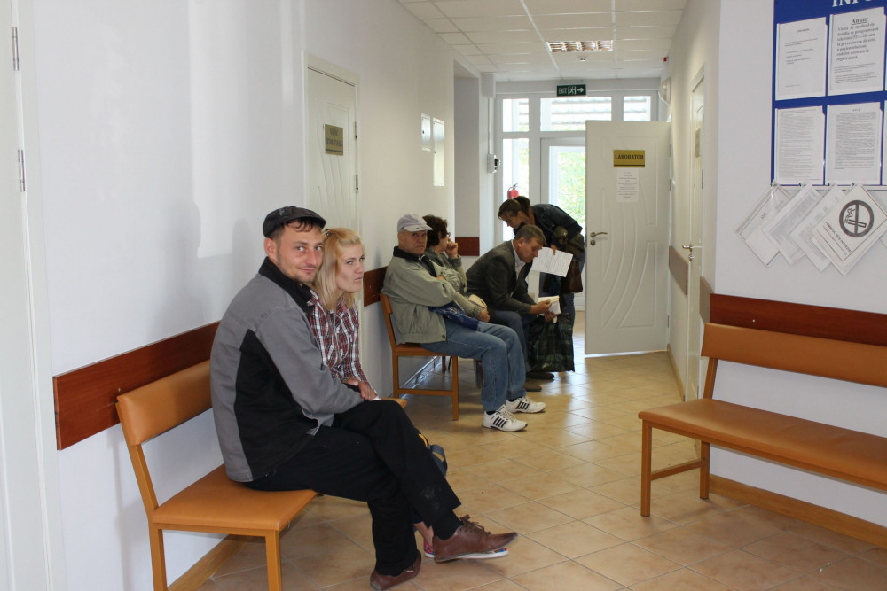 Pacienţii îşi aşteaptă rândul pentru fi consultaţi de medici