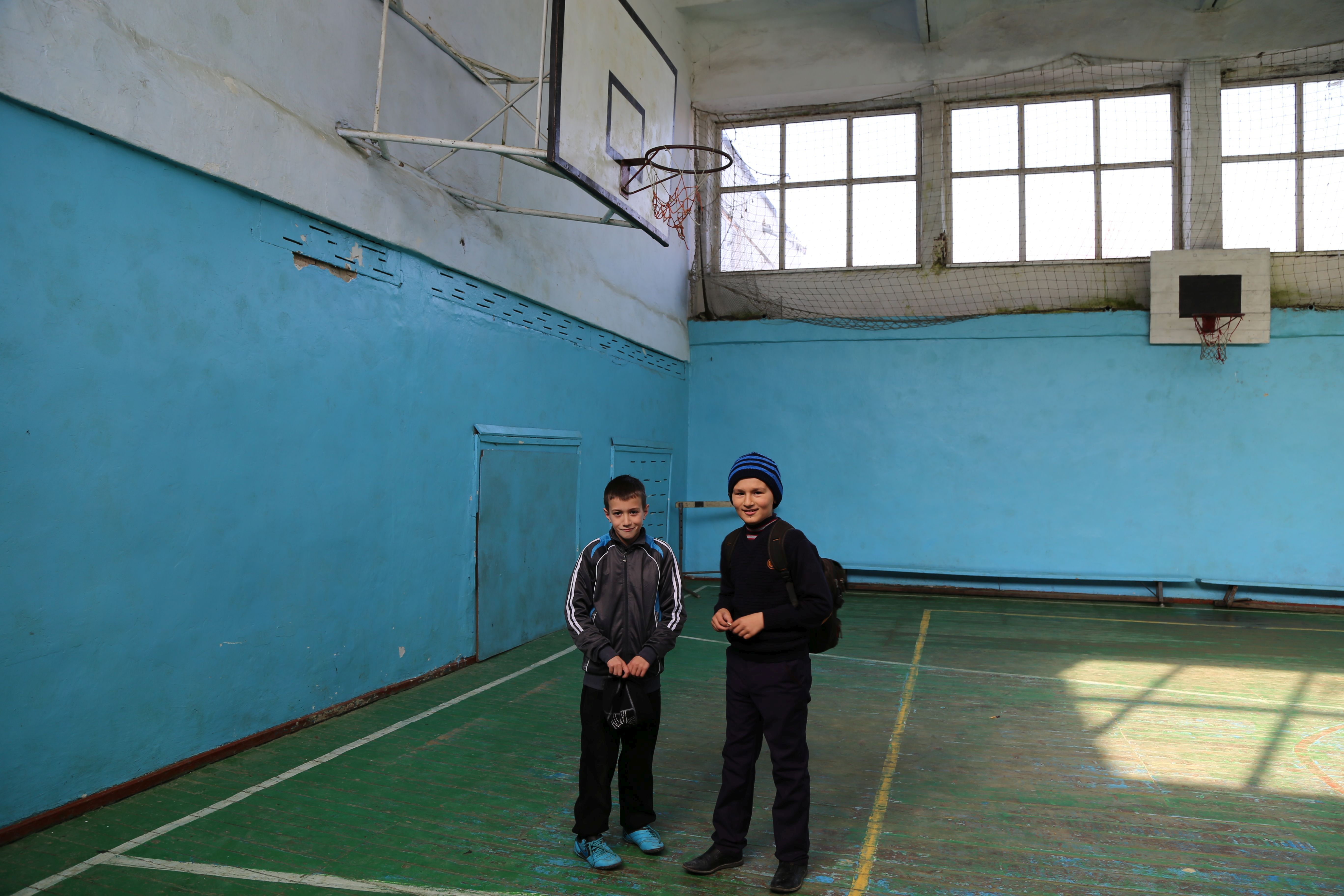 Elevii din Crihana Veche nu mai practică educaţia fizică în sala de sport, deoarece acoperişul clădirii este fisurat. Foto: Lilia Zaharia