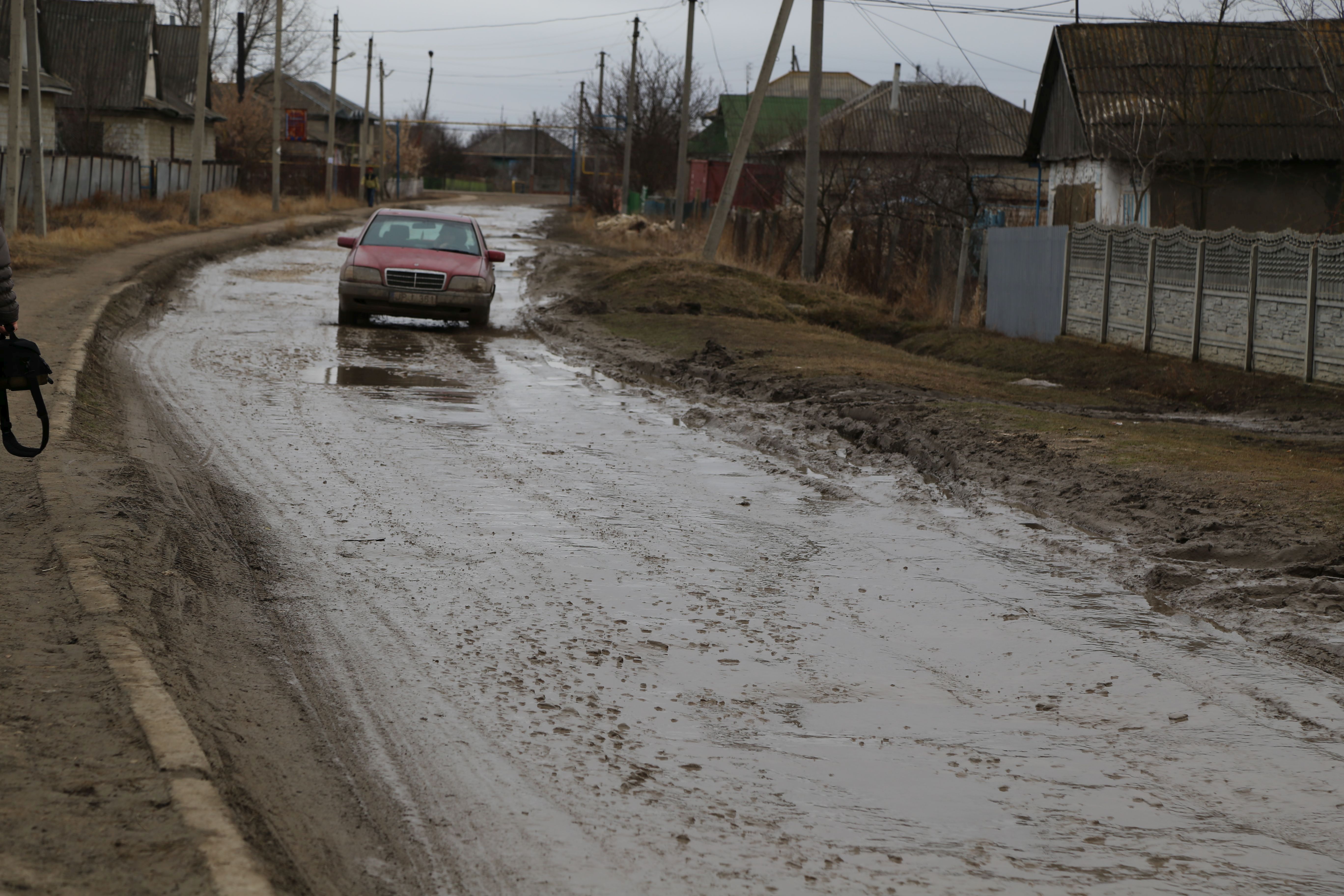 La toamnă, comuna Gura Galbenei va avea în localitate un drum european. Foto: Lilia Zaharia 