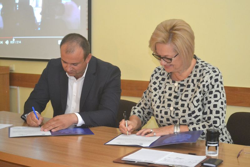 Momentul semnării Acordului de cooperare între Consiliul raional Ungheni și Asociația Națională de Turism Rural, Ecologic și Cultural din Moldova. Semnatari: Alexandru Bânză și Svetlana Lazăr